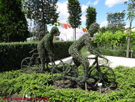 V vrtu lahko postavimo oz. namestimo tudi zanimive skulpture, ki so obraščene z rastlinejm