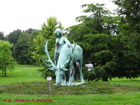 V večjih vrtovih so lahko tudi večji kipi oz. skulpture