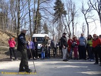 Gozdarji so udeležencem akcije dali navodila za sadnjo