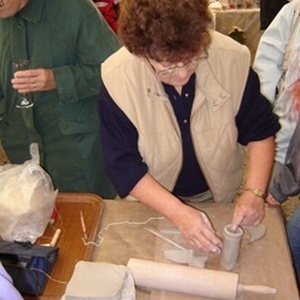 Gospa Marija Štiglic nam je pokazala kako se izdelujejo vaze